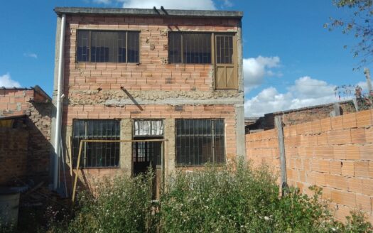 CASA BIEN LOCALIZADA EN CARUPA