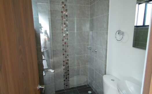 CASA CON DOS APARTAMENTOS UBATE