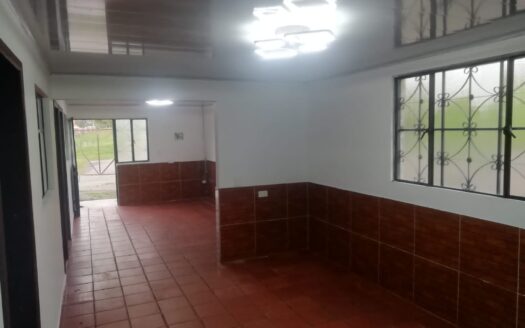 casa con garaje y zona verde en Ubaté