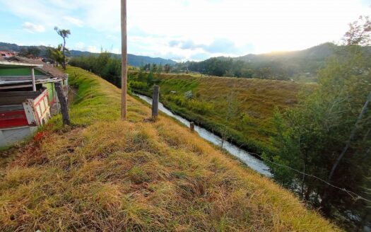 casa con garaje y zona verde en Ubaté